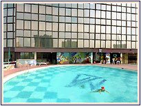 Swimming Pool of Le Meridien, Delhi Five Star Deluxe Hotels